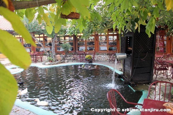 Etno selo "Babina reka": bašta restorana