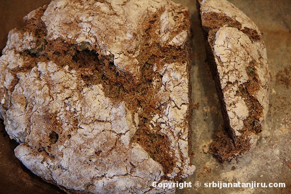 Domaći hleb od heljdinog i ražanog brašna, sa semenkama, maslinama i mladim lukom